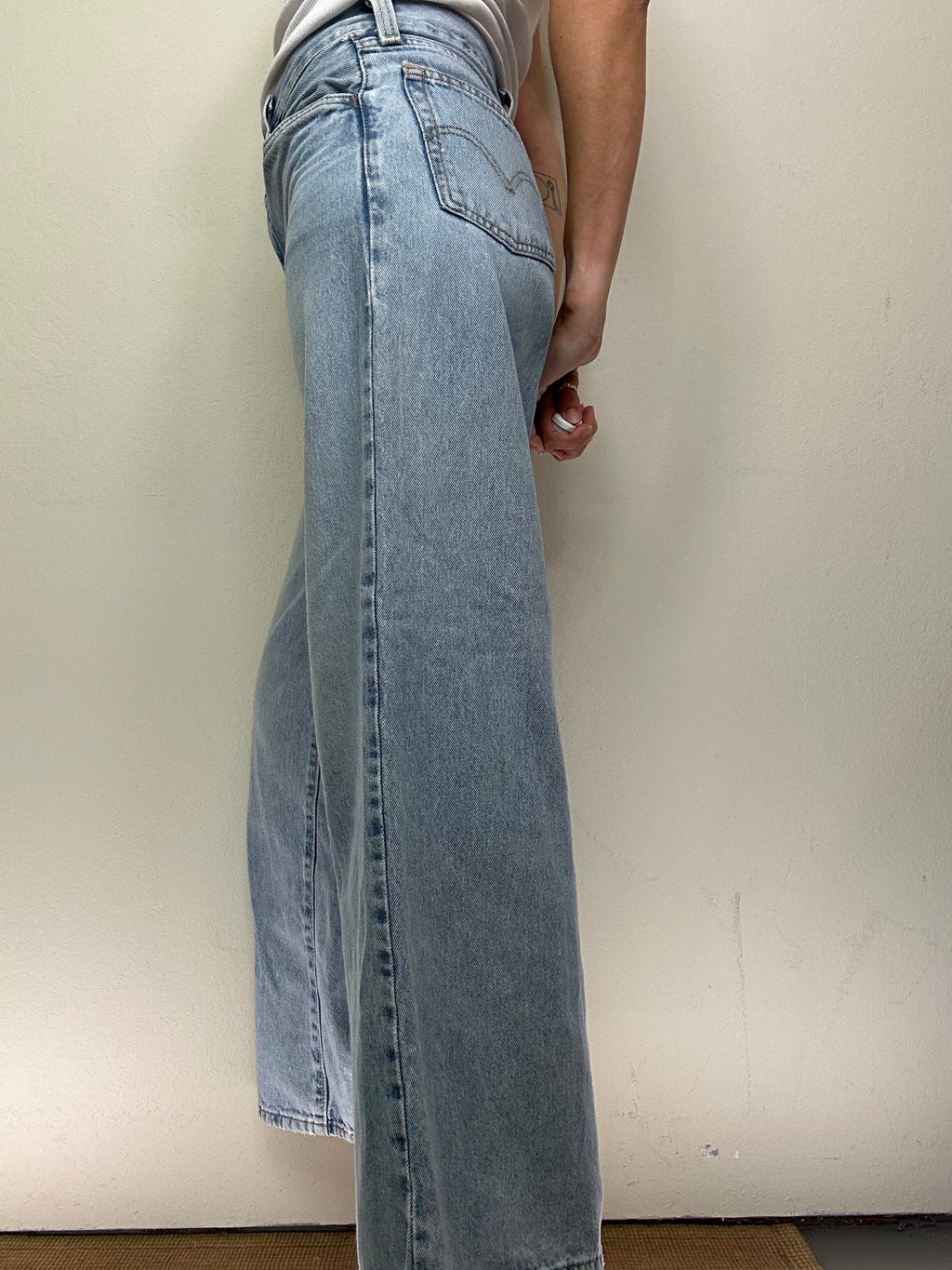 [Modern] Levi’s Baggy Wide Leg Jeans – Mid Rise
