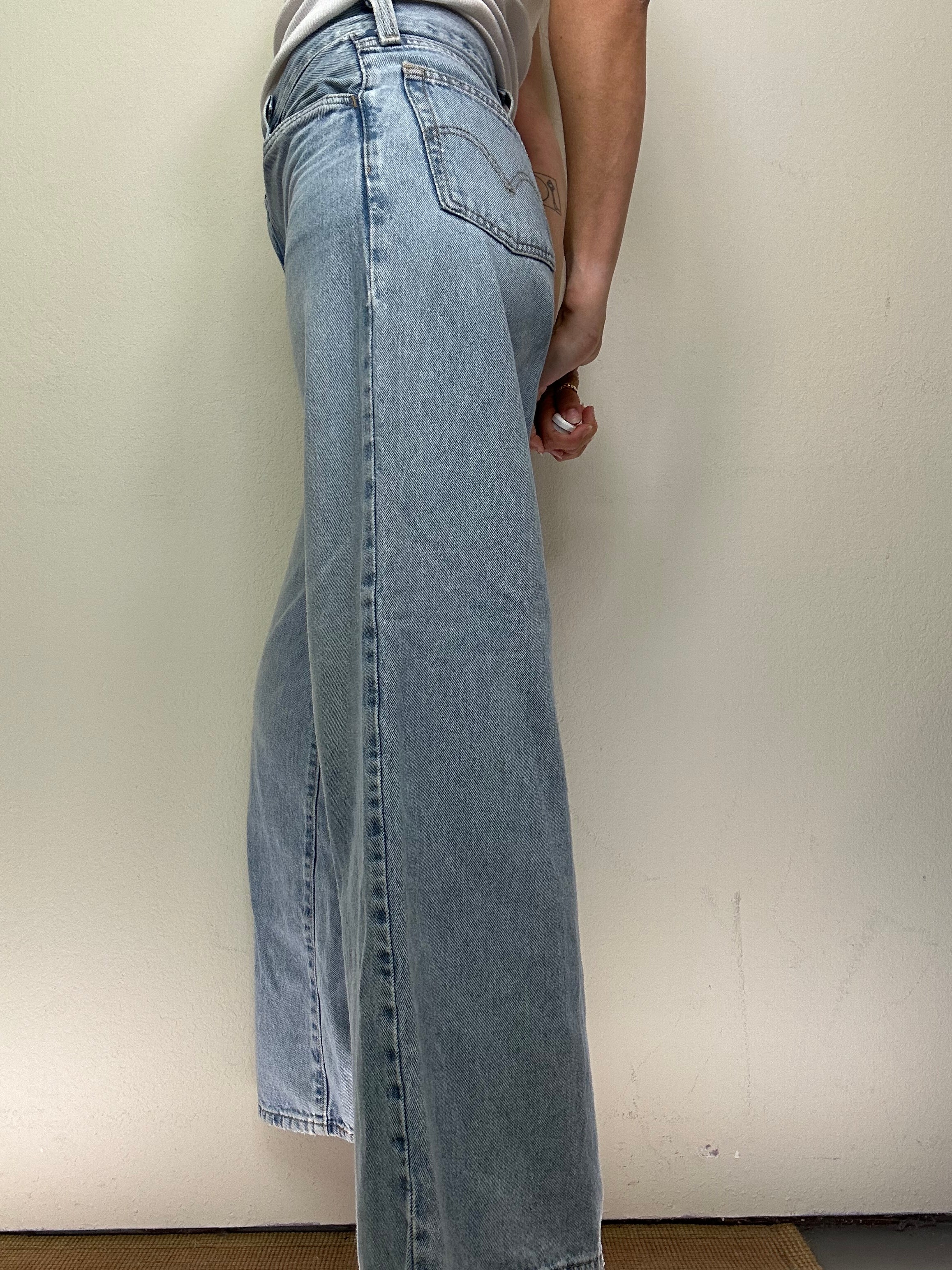 [Modern] Levi’s Baggy Wide Leg Jeans – Mid Rise