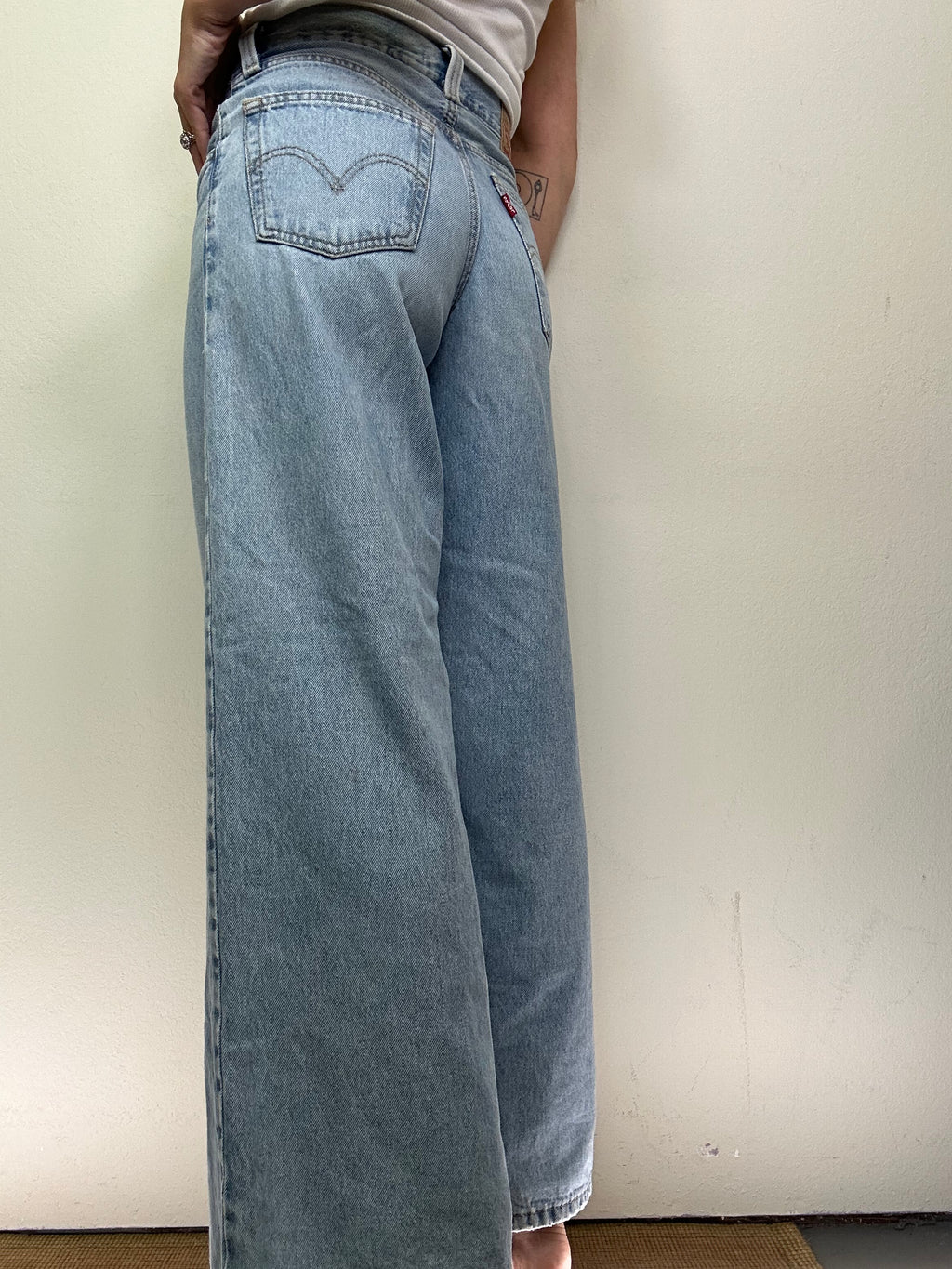 [Modern] Levi’s Baggy Wide Leg Jeans – Mid Rise