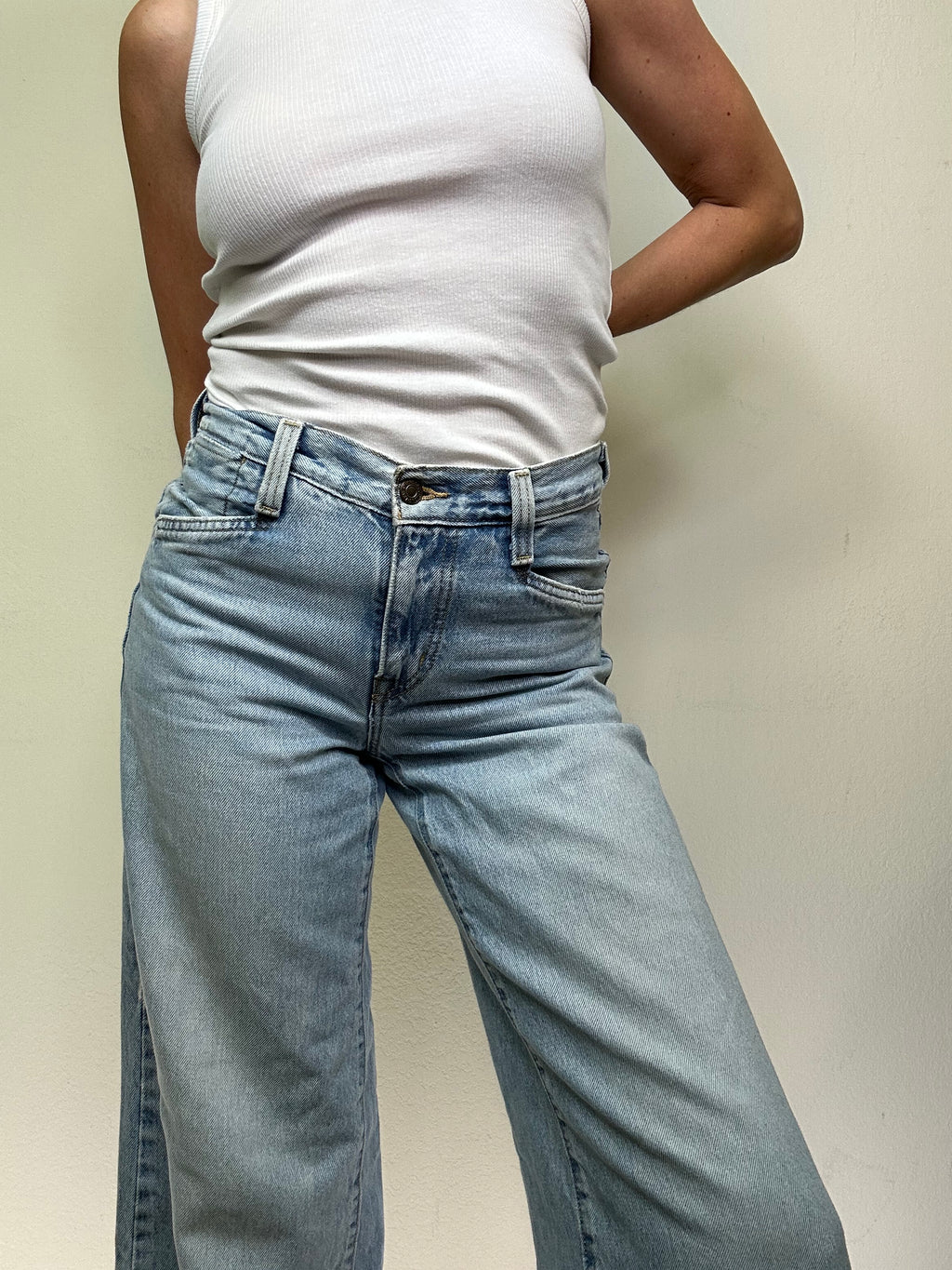 [Modern] Levi’s Baggy Wide Leg Jeans – Mid Rise